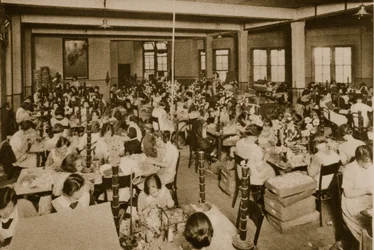 Niñas discapacitadas haciendo rosas artificiales para el Día de la Rosa de Alexandra